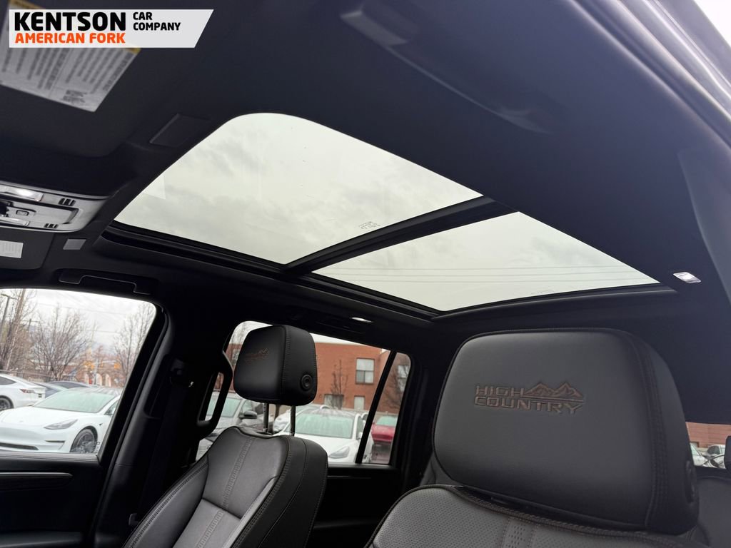 Used 2025 Chevrolet Suburban High Country image 32