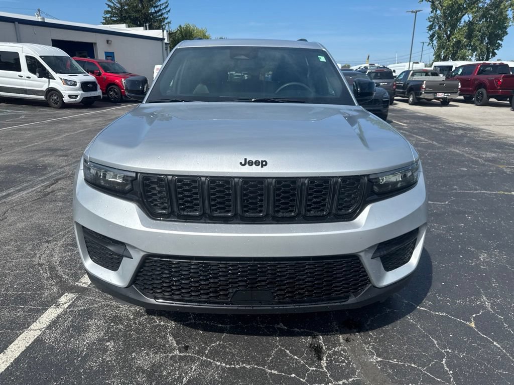 Used 2024 Jeep Grand Cherokee Altitude AWD/4WD image 16