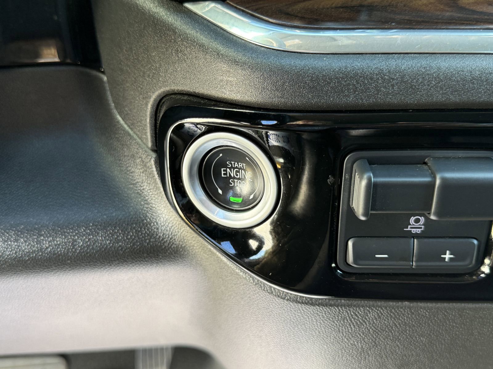 Used 2025 GMC Sierra 1500 SLT image 29