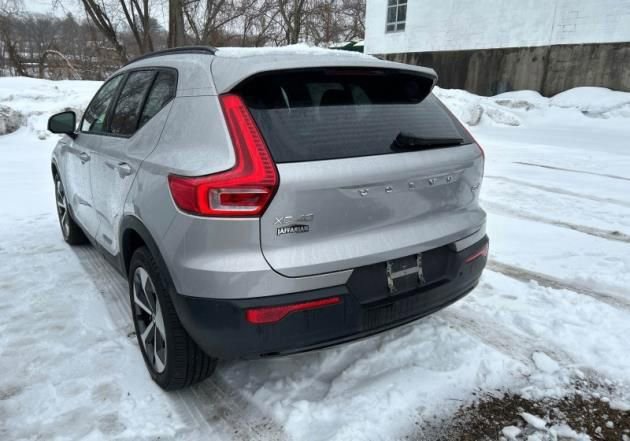 Used 2023 Volvo XC40 B5 Plus w/ Climate Package image 3
