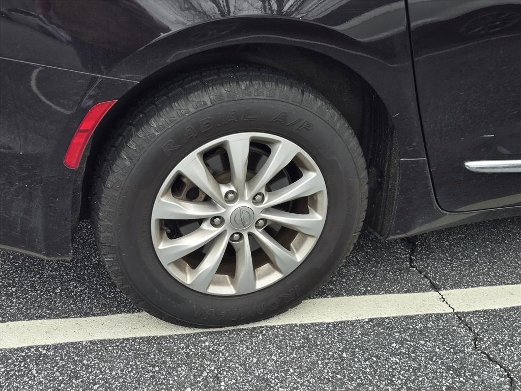 Used 2017 Chrysler Pacifica Touring-L image 5