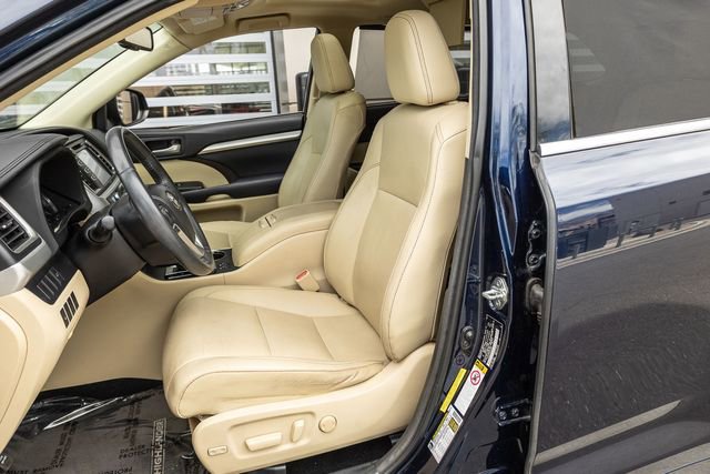 Used 2014 Toyota Highlander XLE image 12