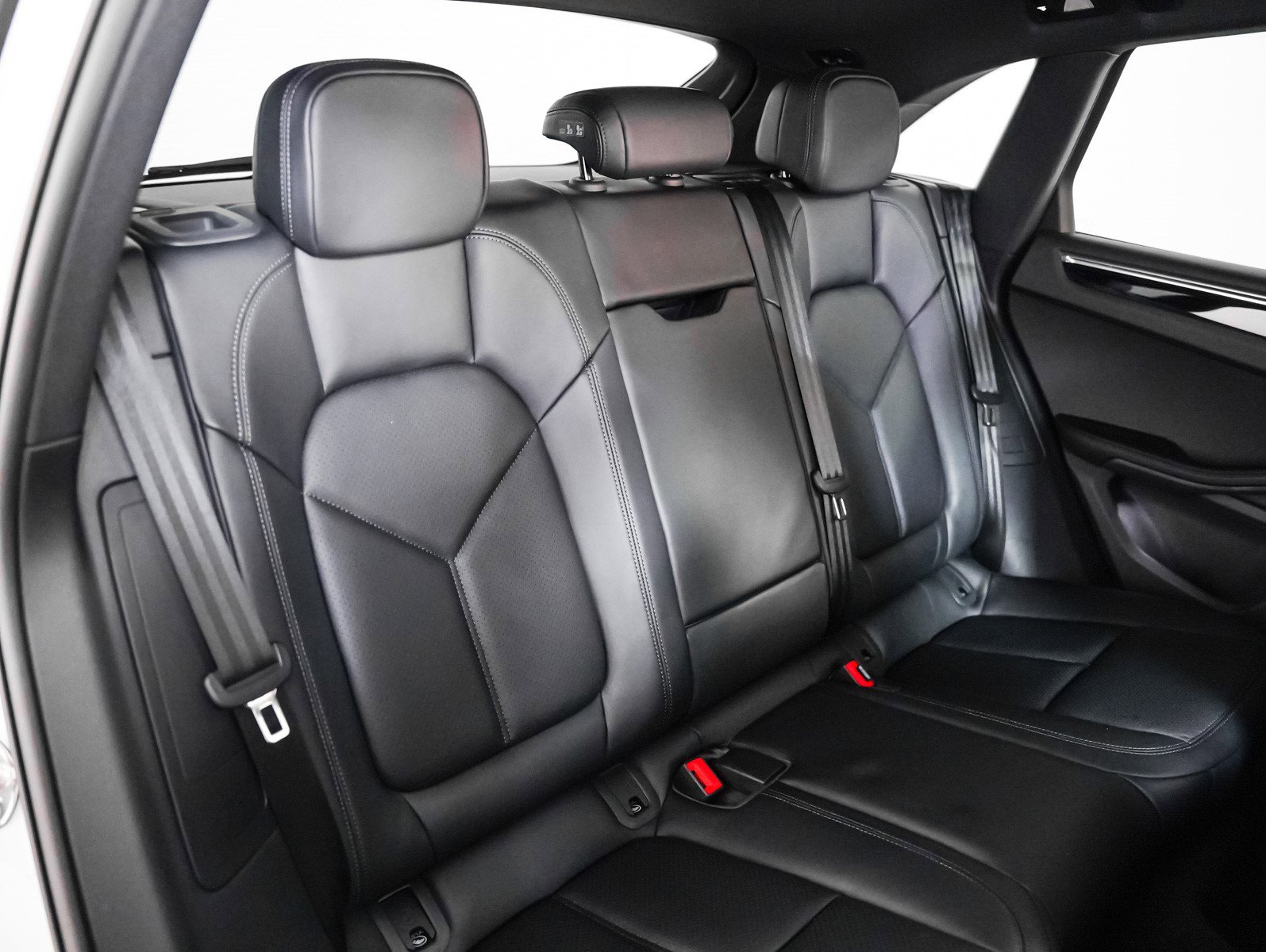 Used 2025 Porsche Macan Turbo image 6