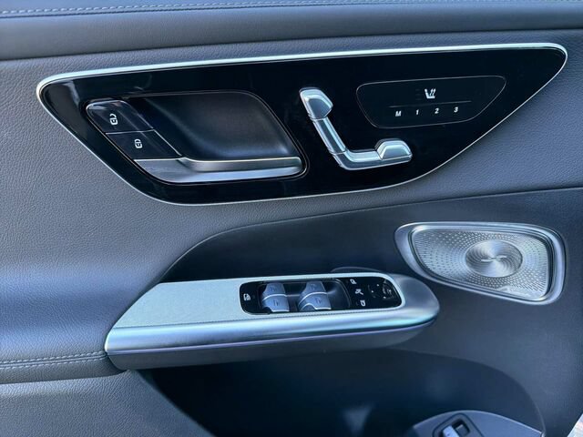 Used 2025 Mercedes-Benz GLC 350e 4MATIC image 13