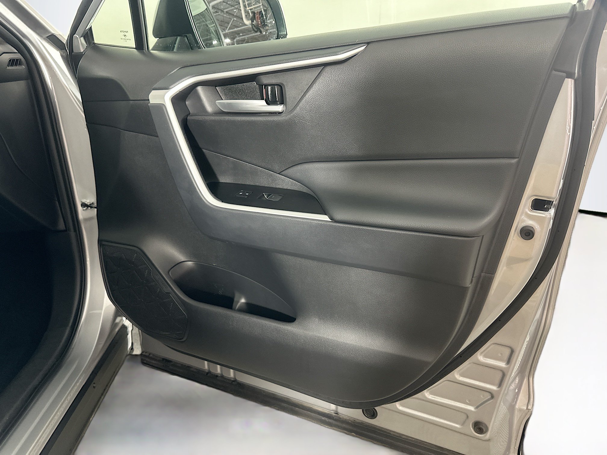 Used 2025 Toyota RAV4 XLE FWD image 31