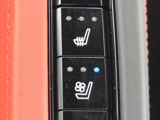 Used 2024 Chevrolet Corvette Stingray Premium Conv w/ Z51 Performance Package RWD image 8