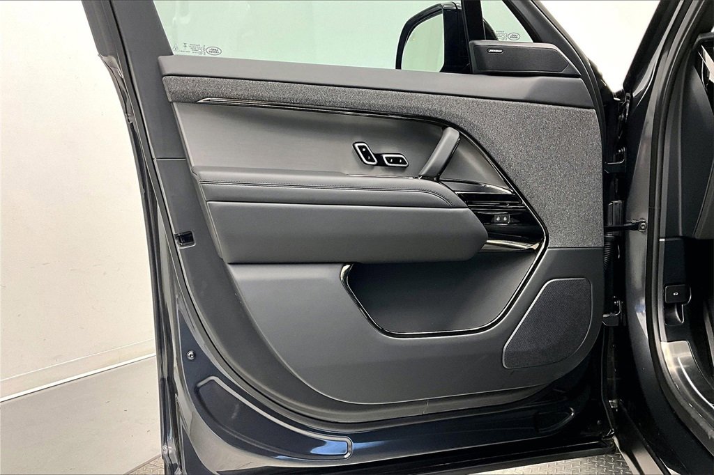 Used 2025 Land Rover Range Rover Sport SE image 18