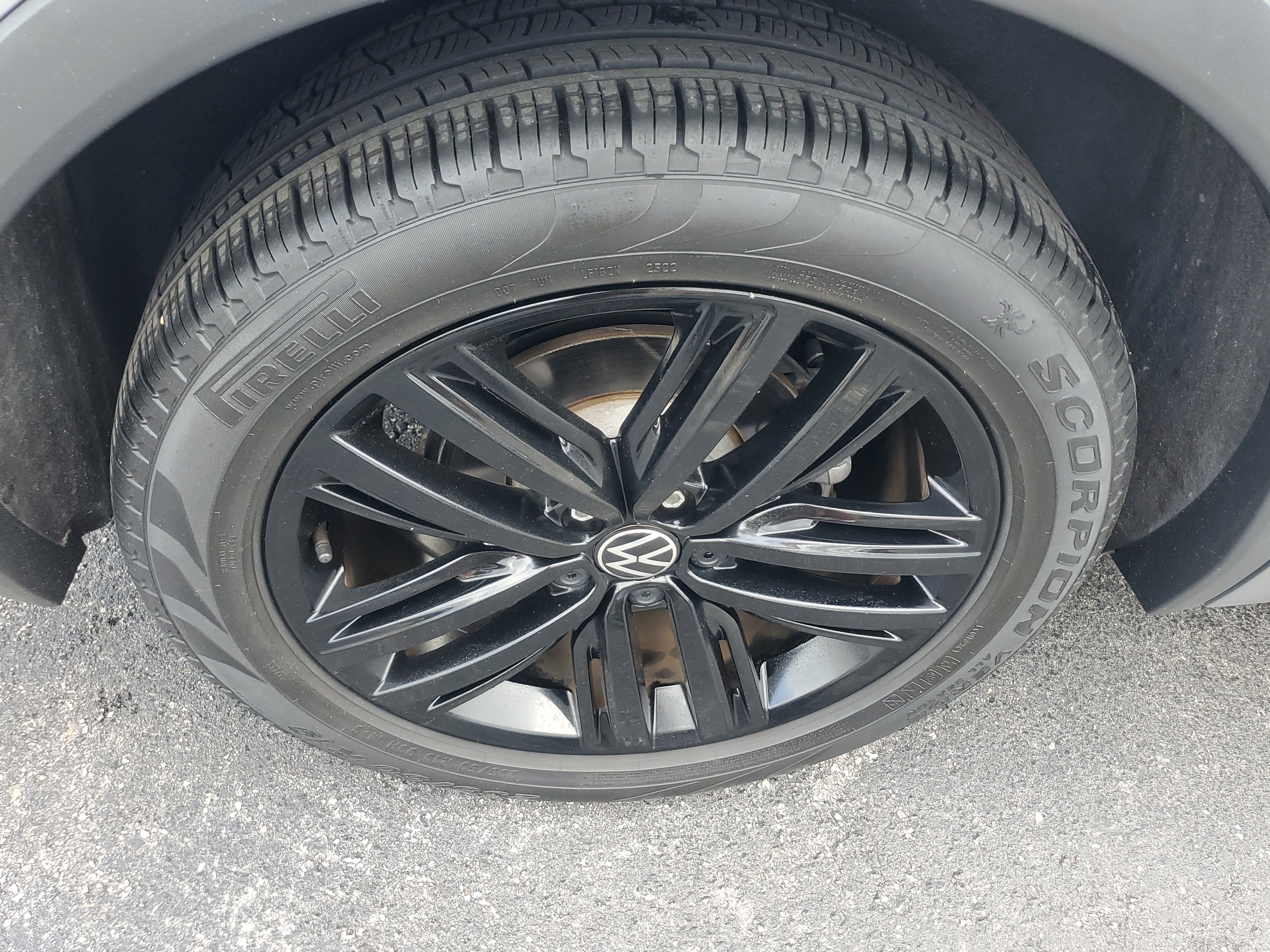 Used 2022 Volkswagen Tiguan SE R-Line FWD image 9