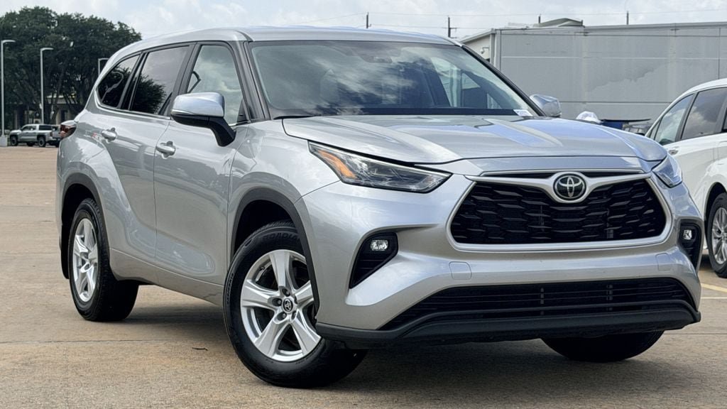 Used 2024 Toyota Highlander LE AWD/4WD image 2
