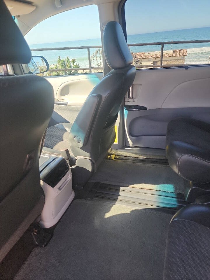 Used 2013 Toyota Sienna SE FWD image 11