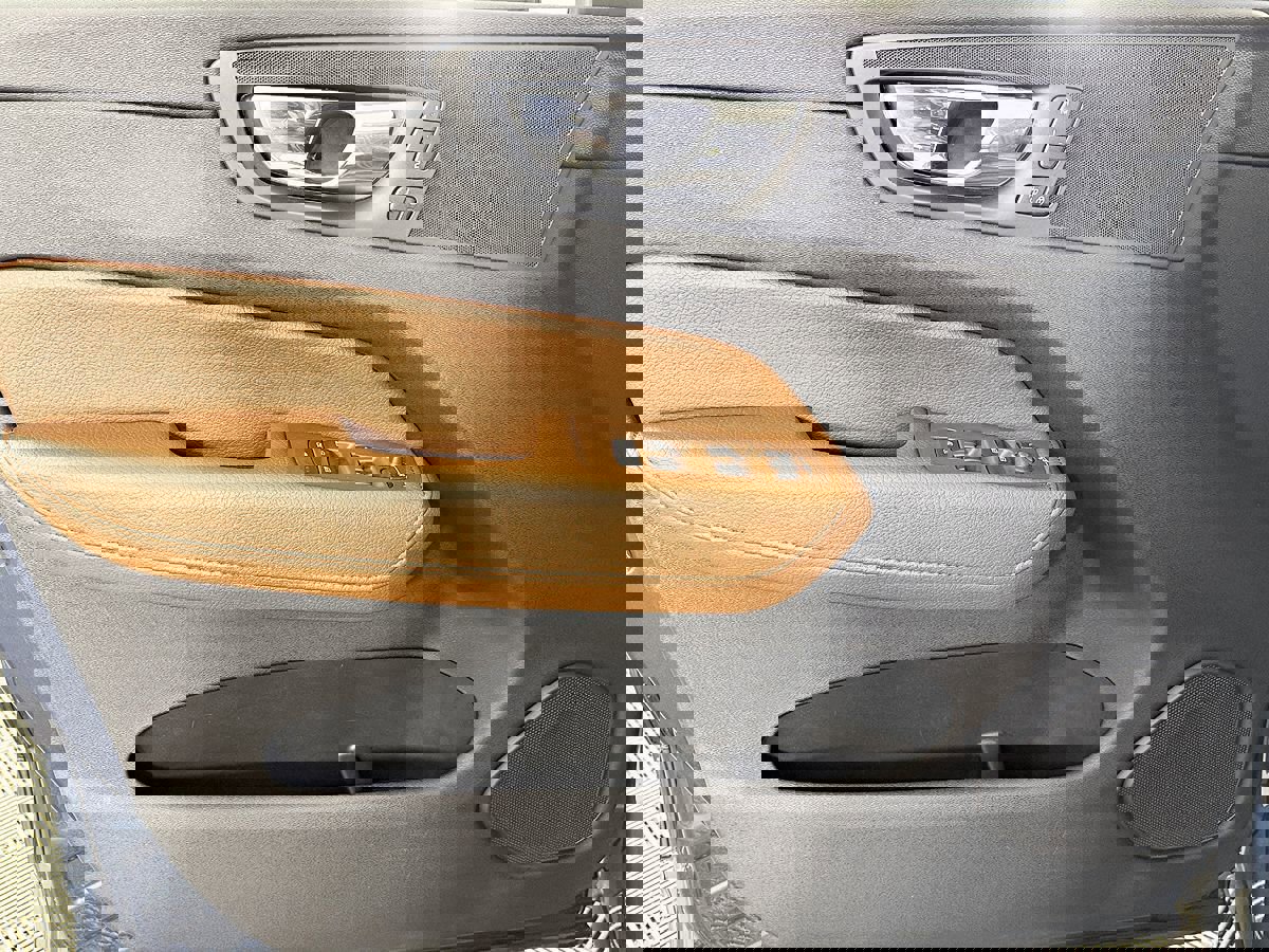 Used 2018 Volvo XC60 T5 Momentum w/ Convenience Package image 15