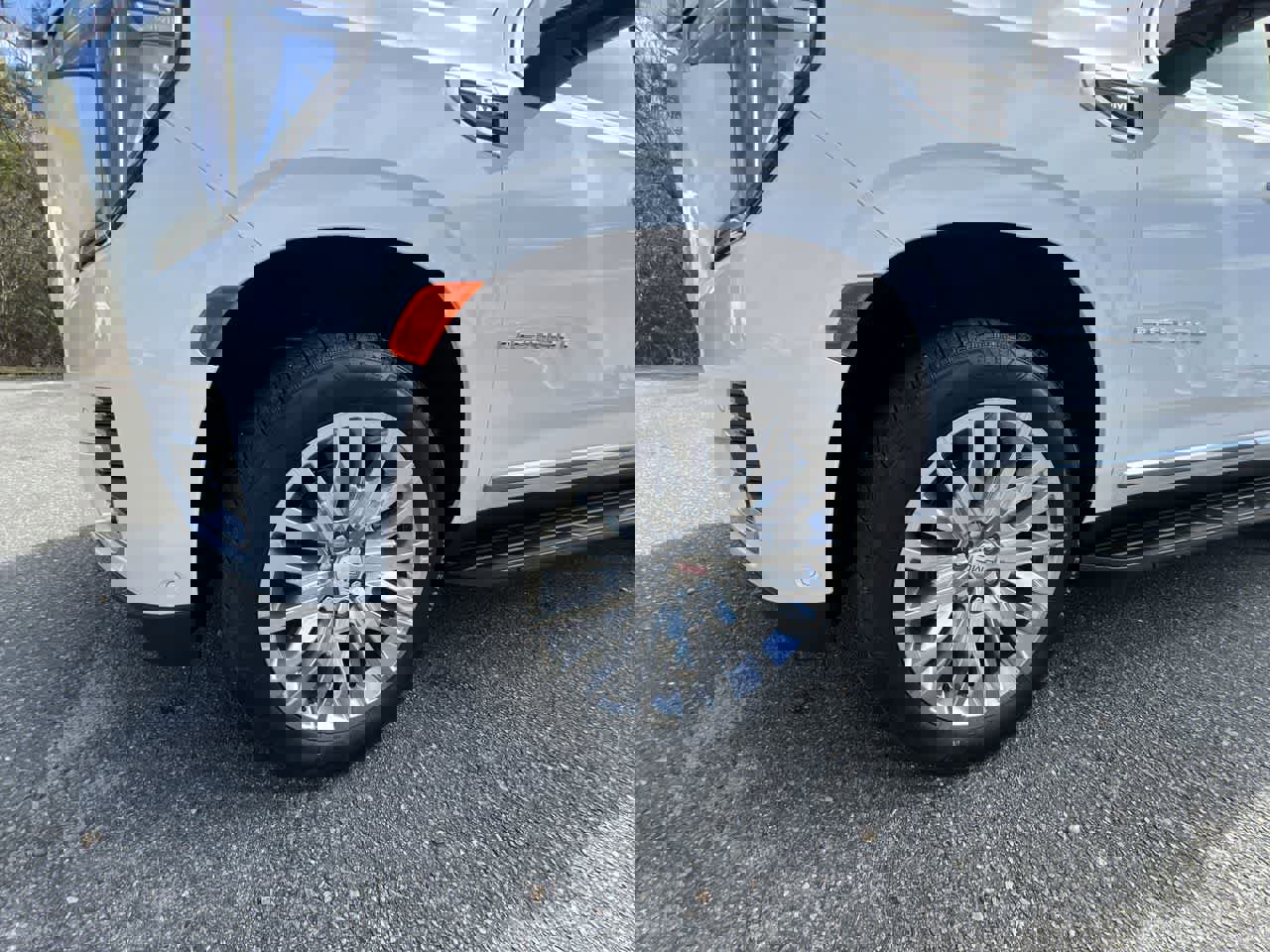 Used 2024 GMC Yukon XL Denali w/ Advanced Technology Package image 34