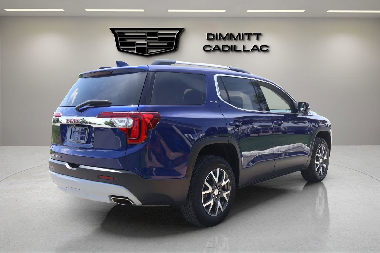 Used 2023 GMC Acadia SLE w/ Driver Convenience Package FWD image 5