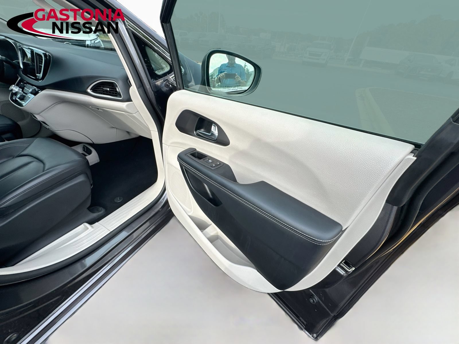 Used 2023 Chrysler Pacifica Touring-L FWD image 39