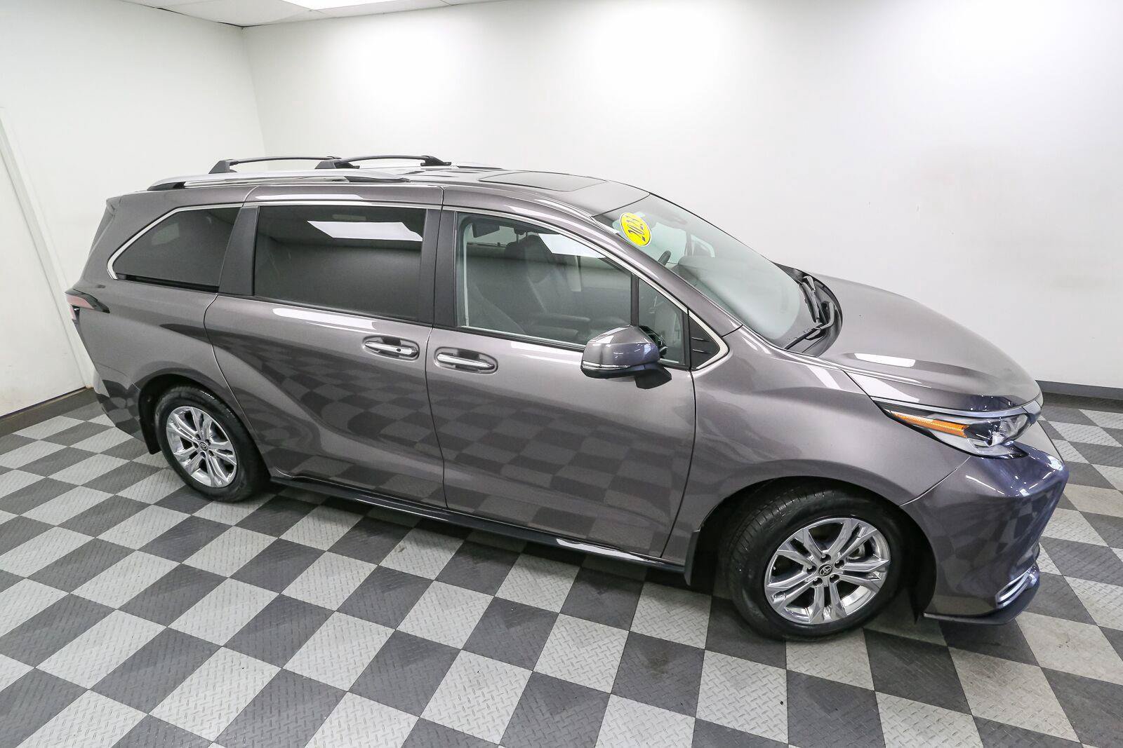 Used 2023 Toyota Sienna Platinum AWD/4WD image 5