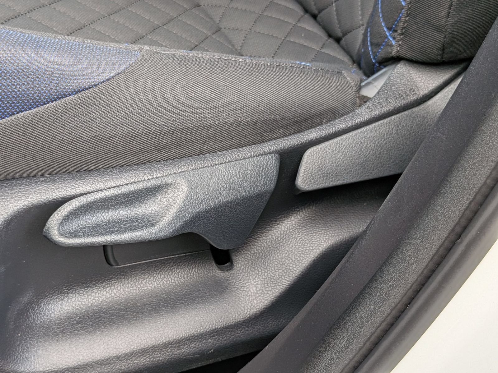 Used 2020 Toyota C-HR XLE FWD image 16