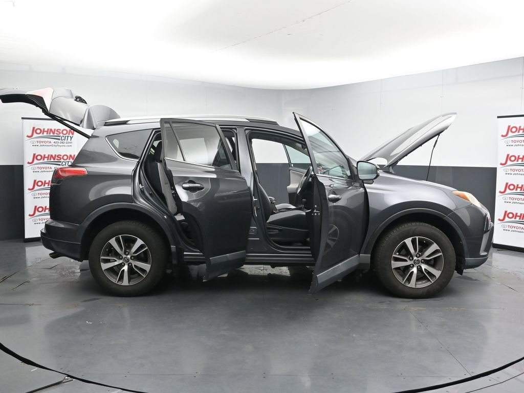 Used 2017 Toyota RAV4 XLE AWD/4WD image 27