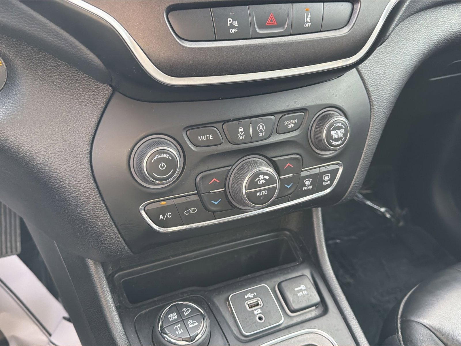 Used 2021 Jeep Cherokee Trailhawk w/ Comfort/Convenience Group image 27