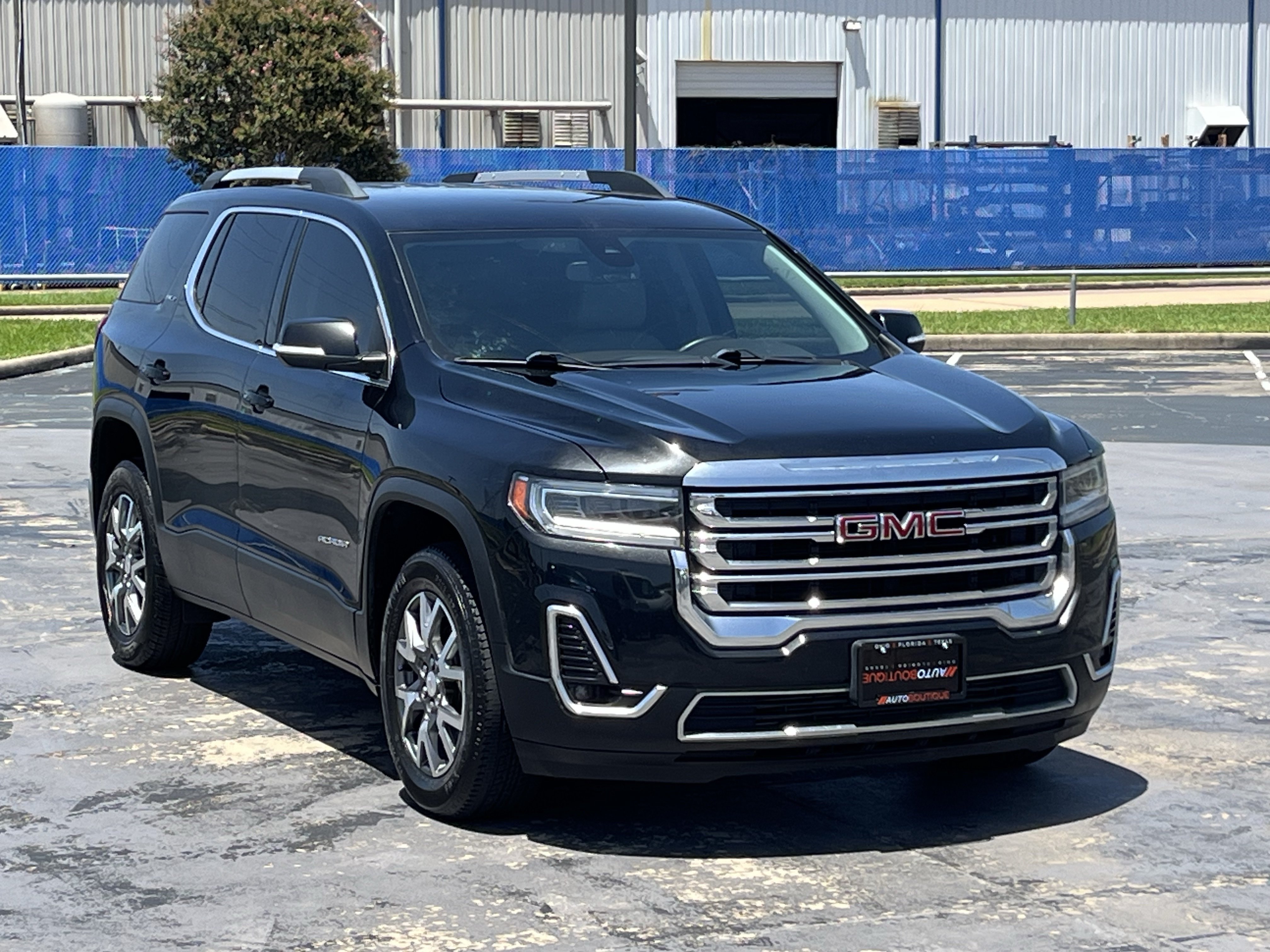 Used 2023 GMC Acadia SLT AWD/4WD image 3