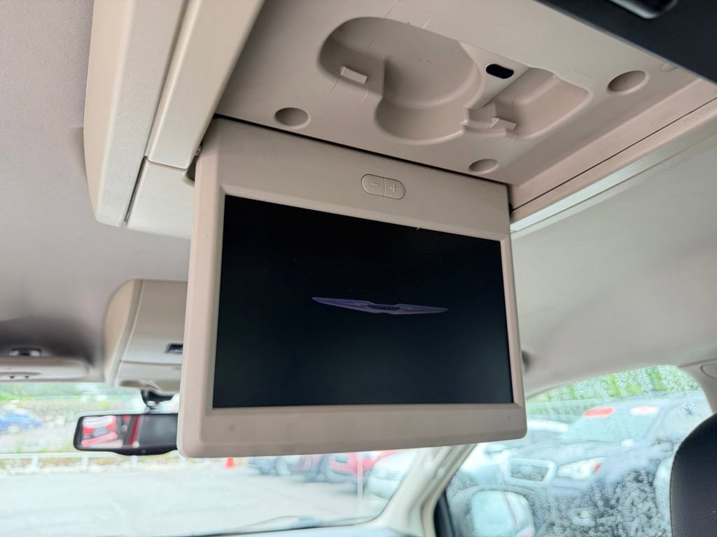 Used 2013 Chrysler Town & Country Touring-L FWD image 13