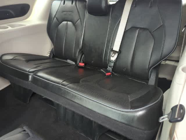 Certified 2018 Chrysler Pacifica Limited FWD image 21