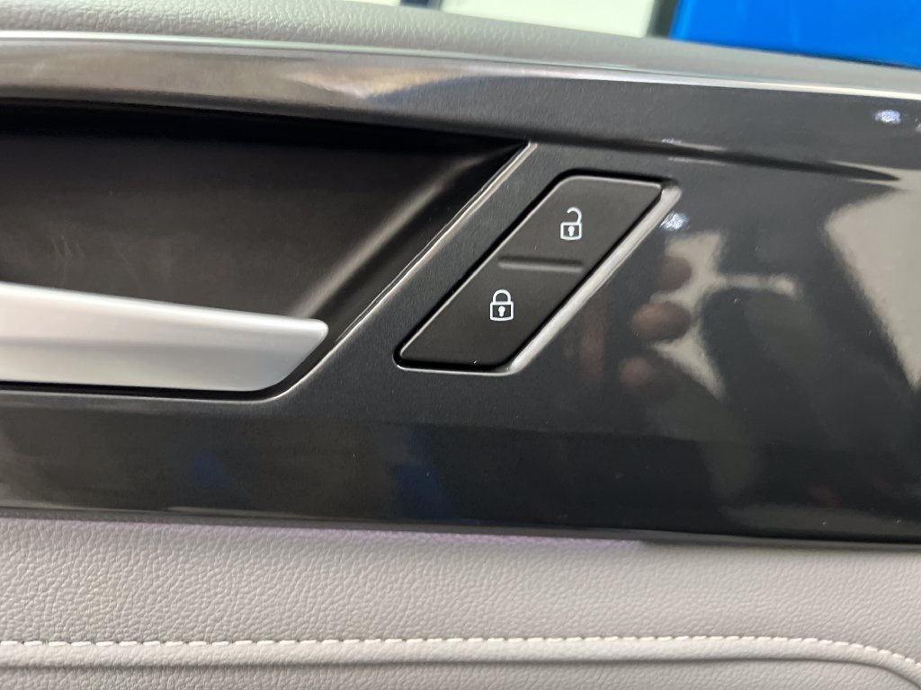Used 2022 Volkswagen Taos SEL w/ Panoramic Sunroof Package AWD/4WD image 16