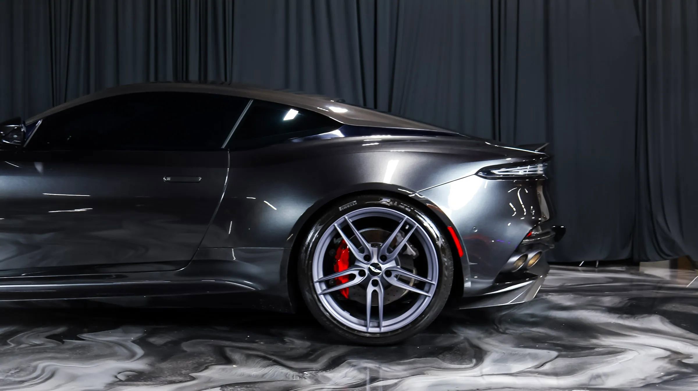 Used 2019 Aston Martin DBS Superleggera RWD image 11