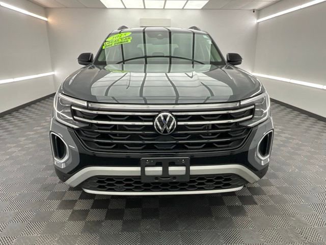 Used 2025 Volkswagen Atlas Peak Edition SE image 2