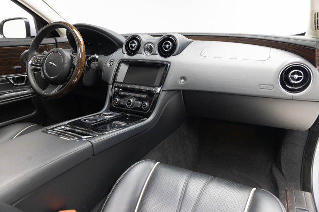 Used 2016 Jaguar XJ R-Sport image 2