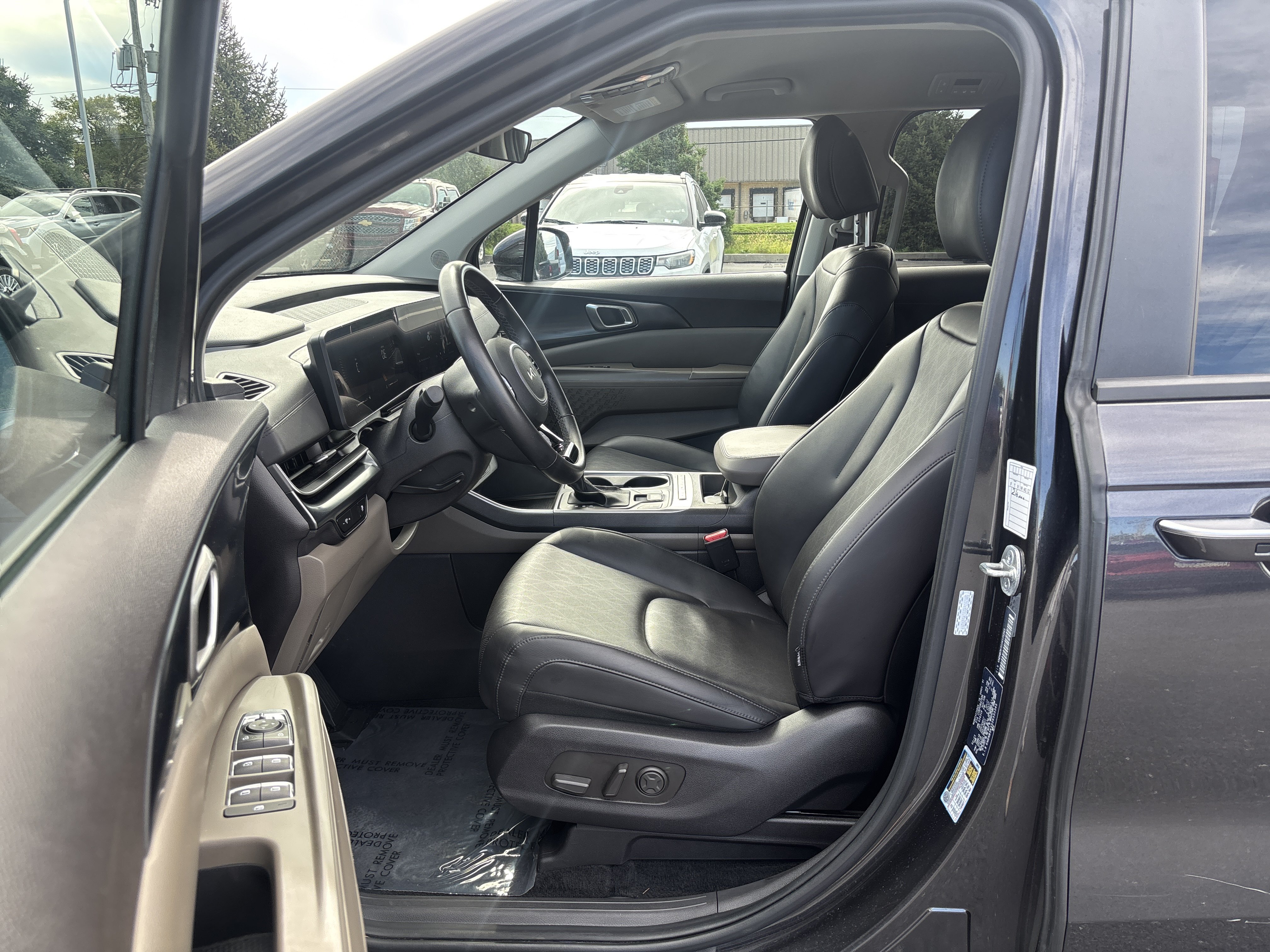Used 2025 Kia Carnival FWD image 33