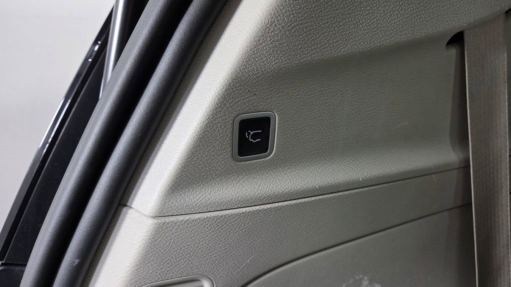 Used 2021 Chrysler Pacifica Touring-L FWD image 12
