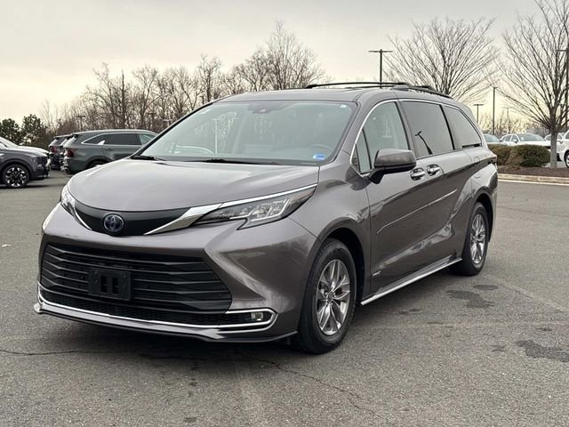Used 2021 Toyota Sienna XLE w/ XLE Plus Package image 5