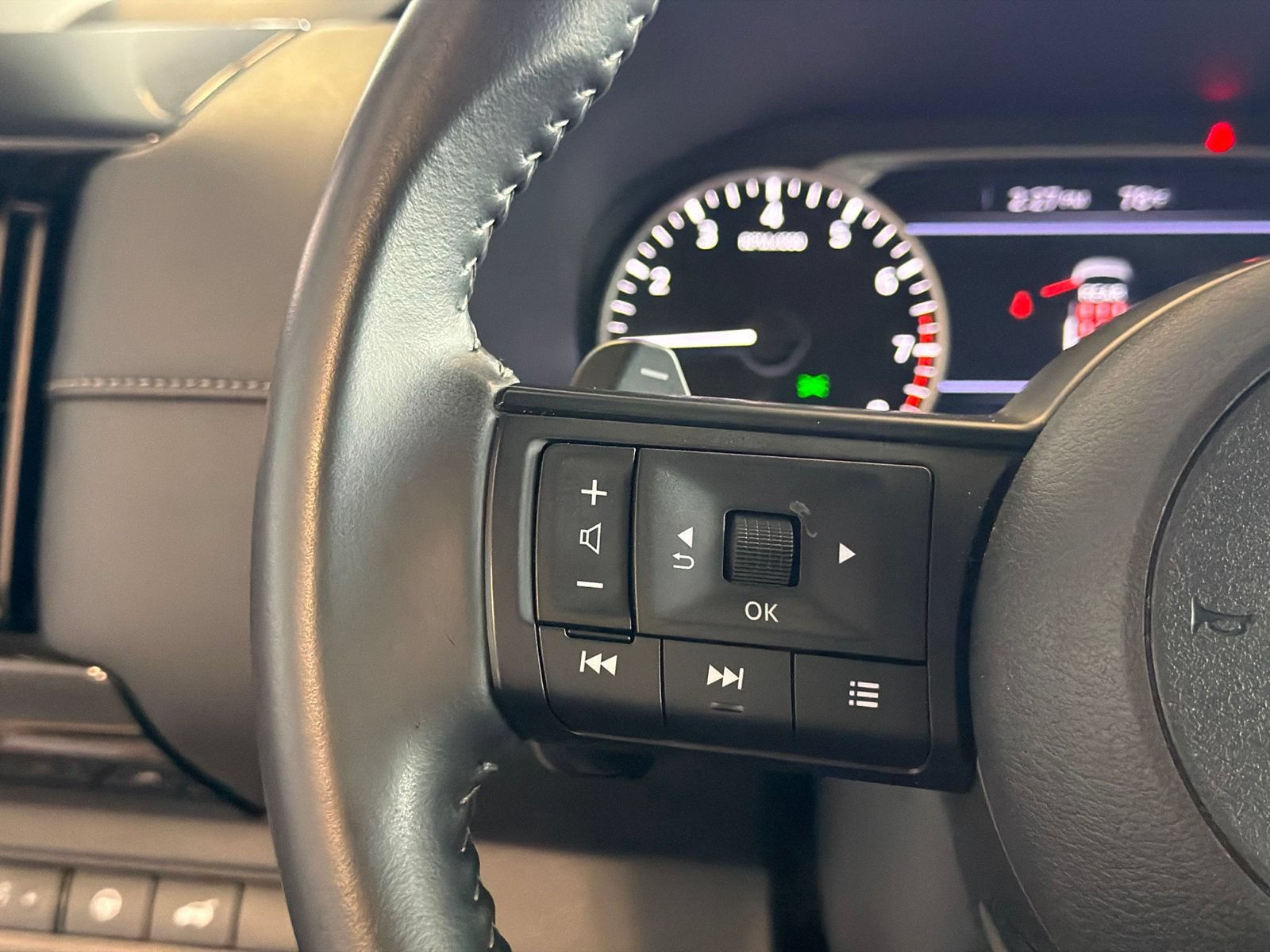 Used 2025 Nissan Pathfinder SV AWD/4WD image 21