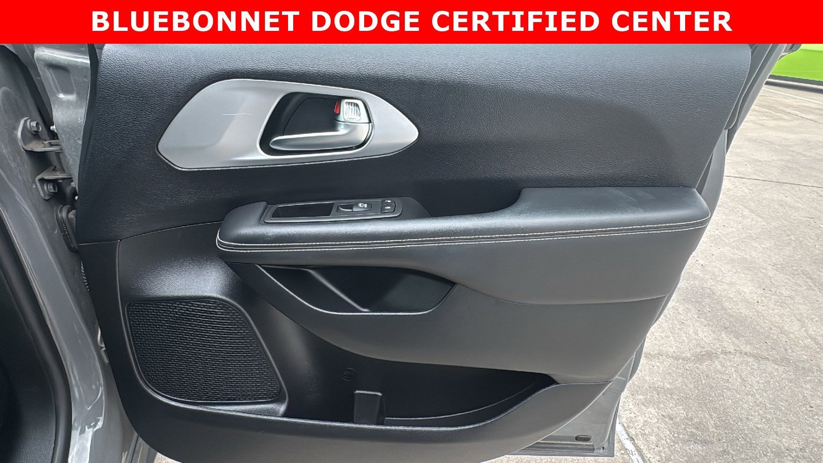 Used 2025 Chrysler Pacifica Limited image 28