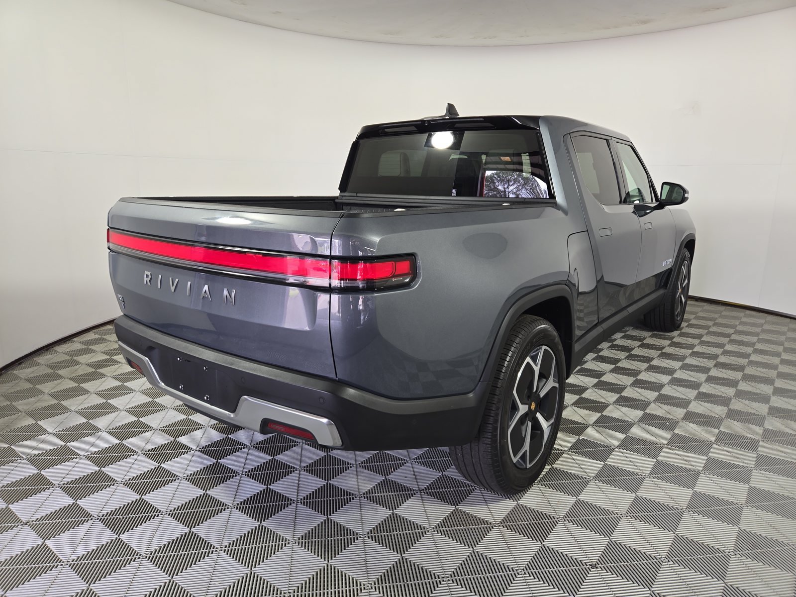 Used 2024 Rivian R1T Adventure Dual AWD/4WD image 5