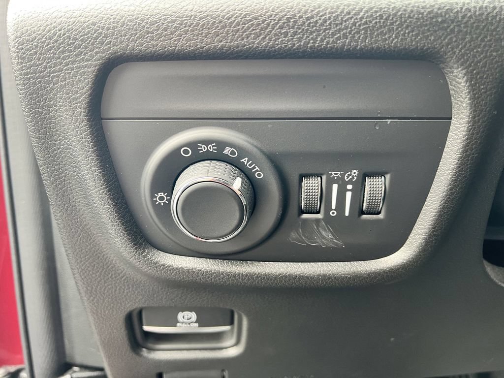 Used 2022 Jeep Grand Cherokee Altitude AWD/4WD image 13