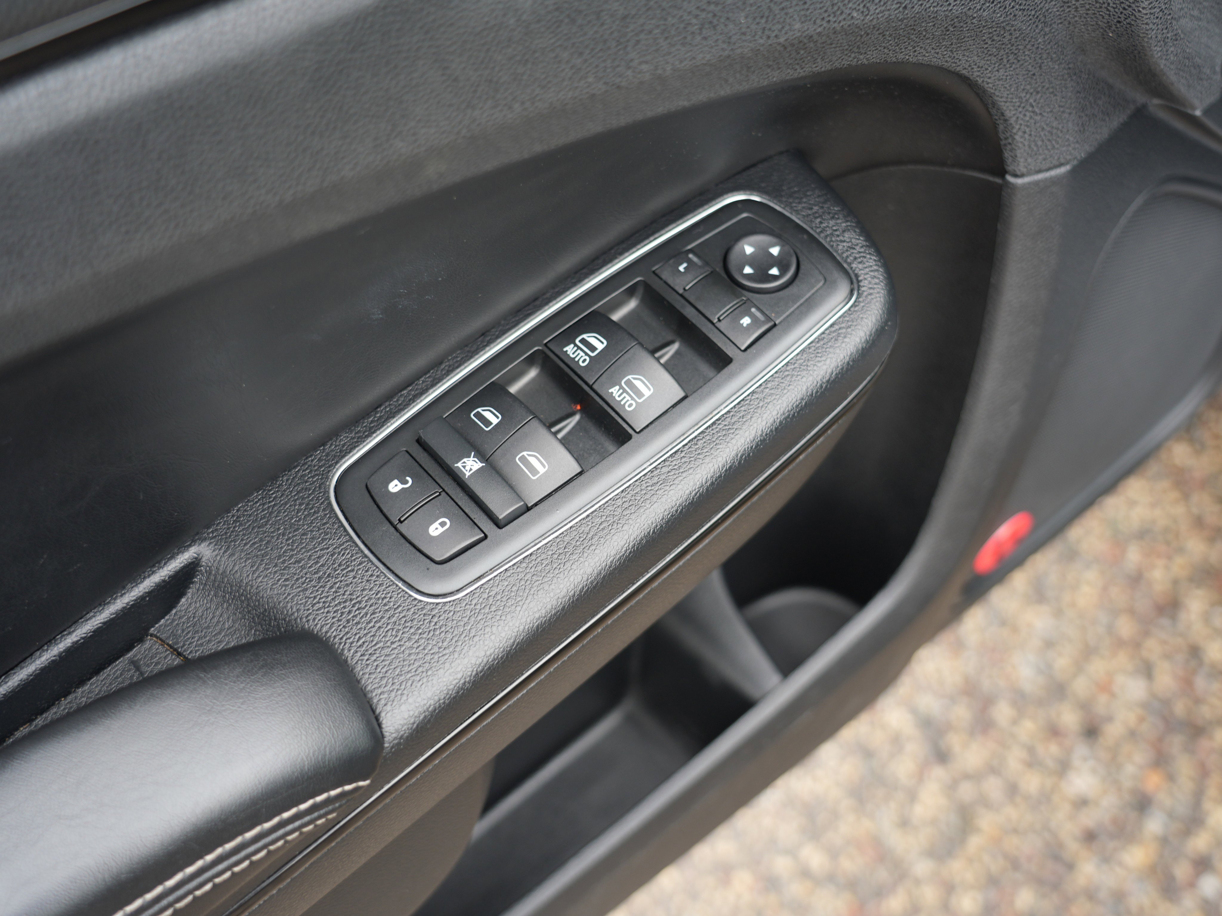 Used 2013 Chrysler 300 S w/ Luxury Group image 16