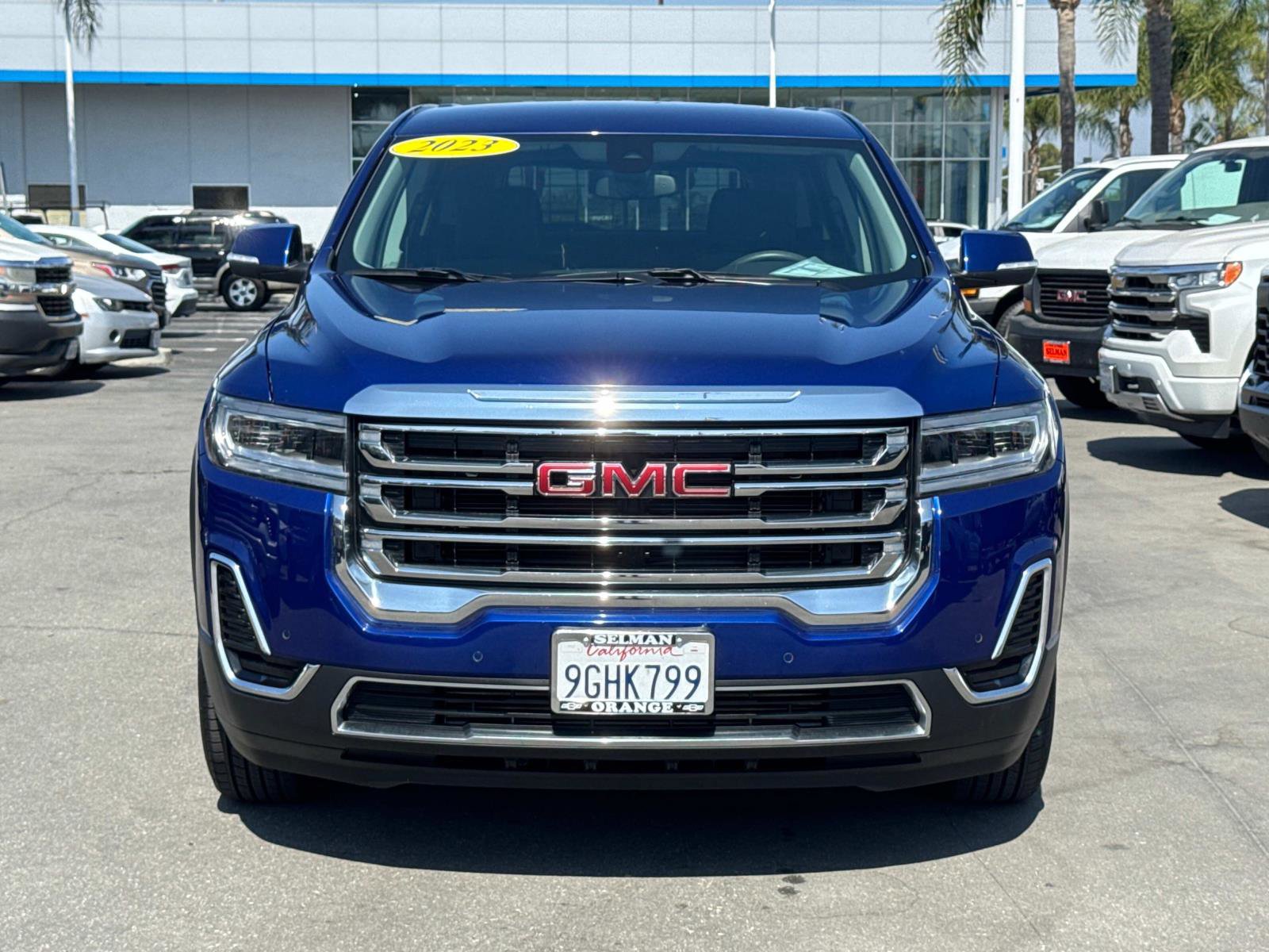 Used 2023 GMC Acadia SLE image 2