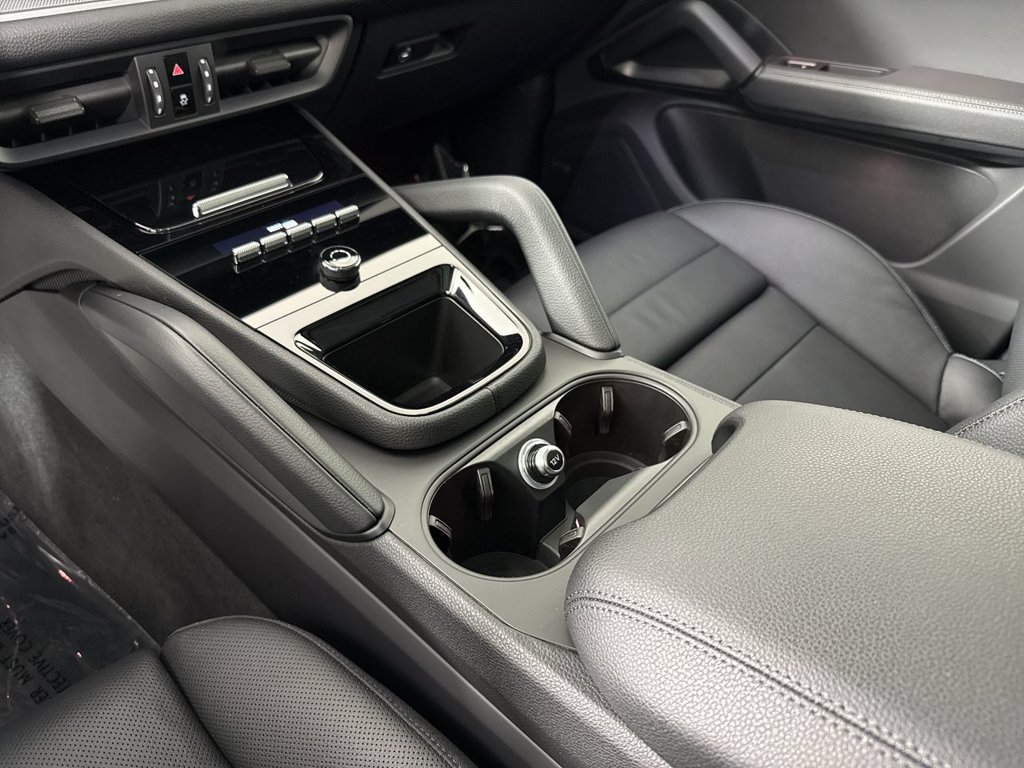 Certified 2025 Porsche Cayenne AWD/4WD image 32