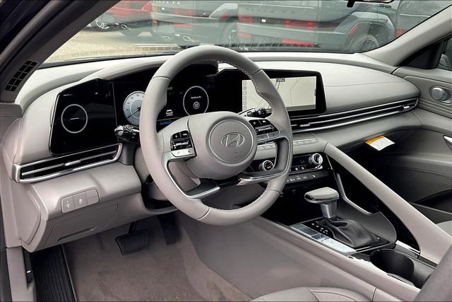 Used 2025 Hyundai Elantra SEL w/ Cargo Package image 6