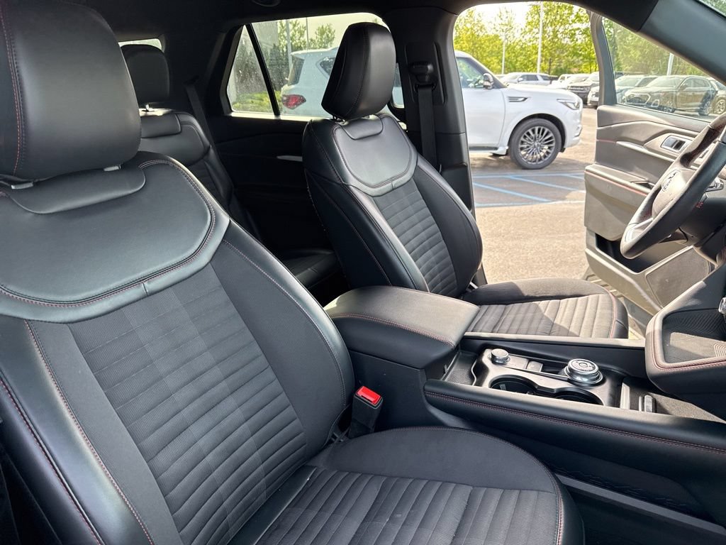 Used 2025 Ford Explorer ST-Line w/ ST-Line Street Pack AWD/4WD image 29