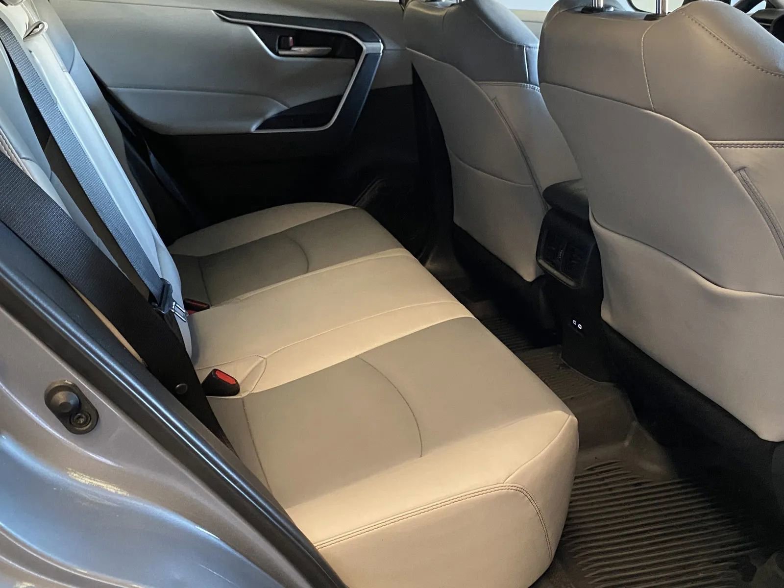 Used 2023 Toyota RAV4 XLE Premium image 7