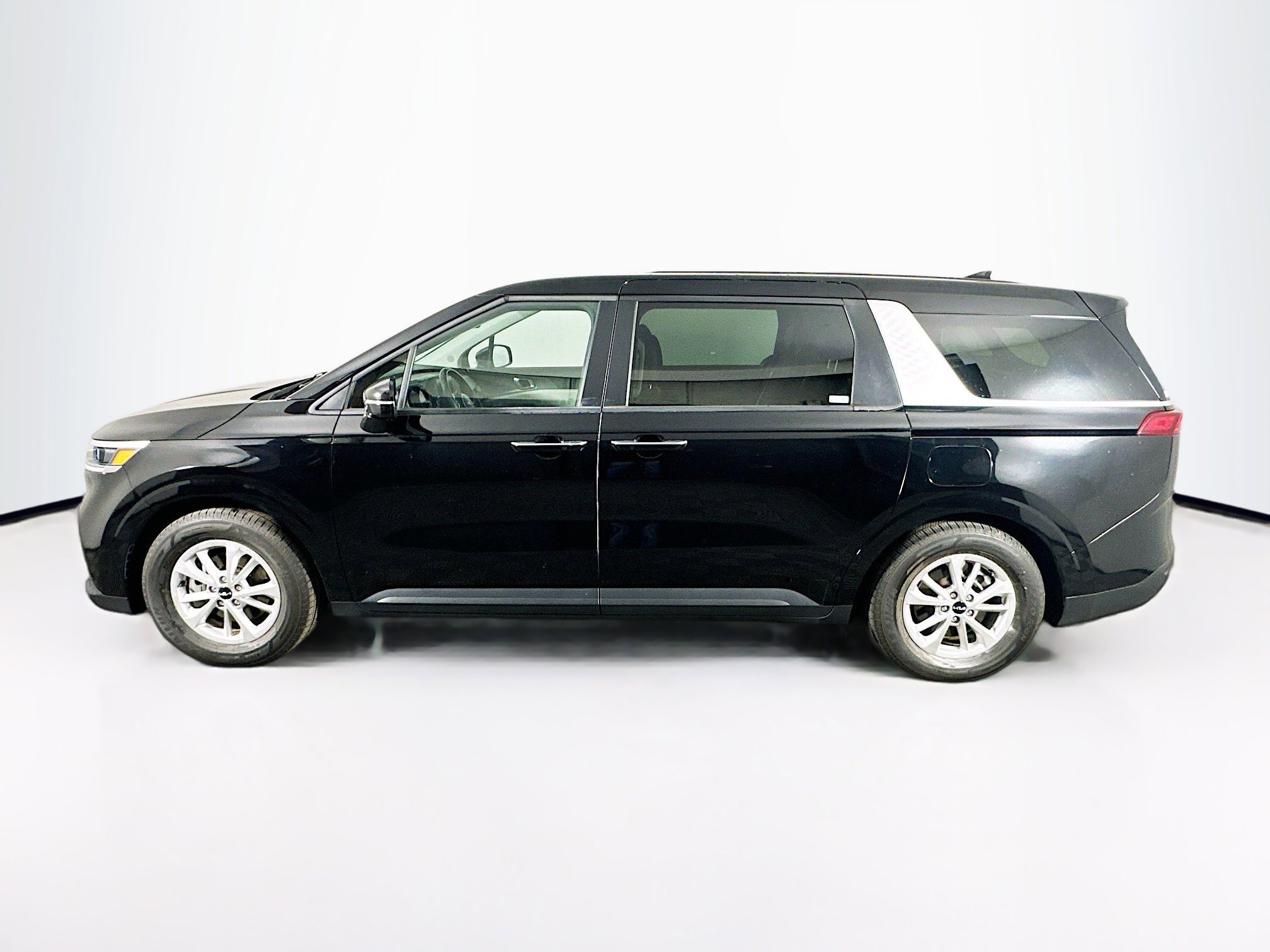 Used 2024 Kia Carnival LX image 4