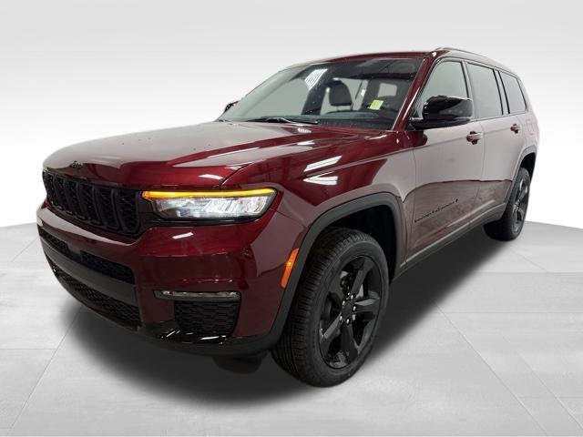 Used 2025 Jeep Grand Cherokee L Limited w/ Black Appearance Package AWD/4WD image 2