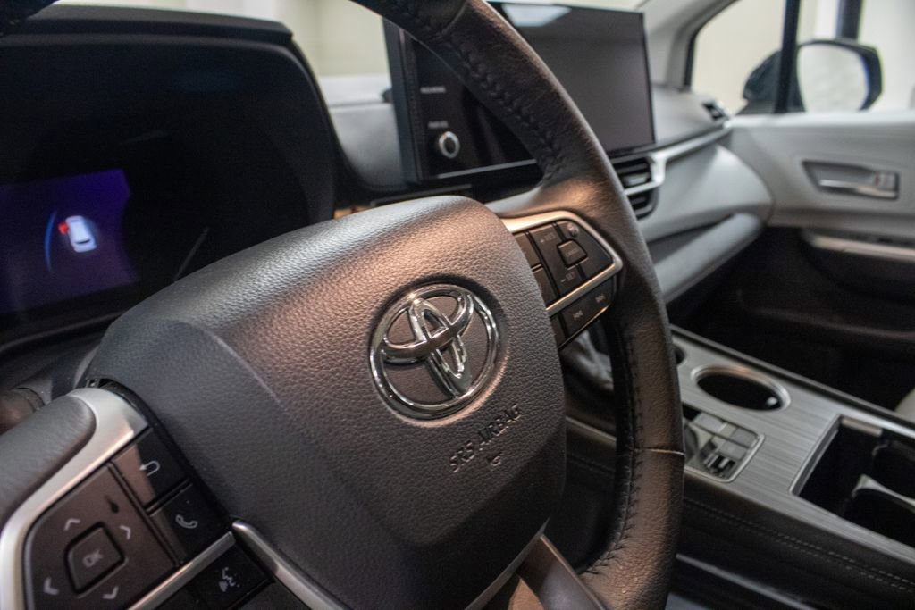 Used 2025 Toyota Sienna XLE image 28
