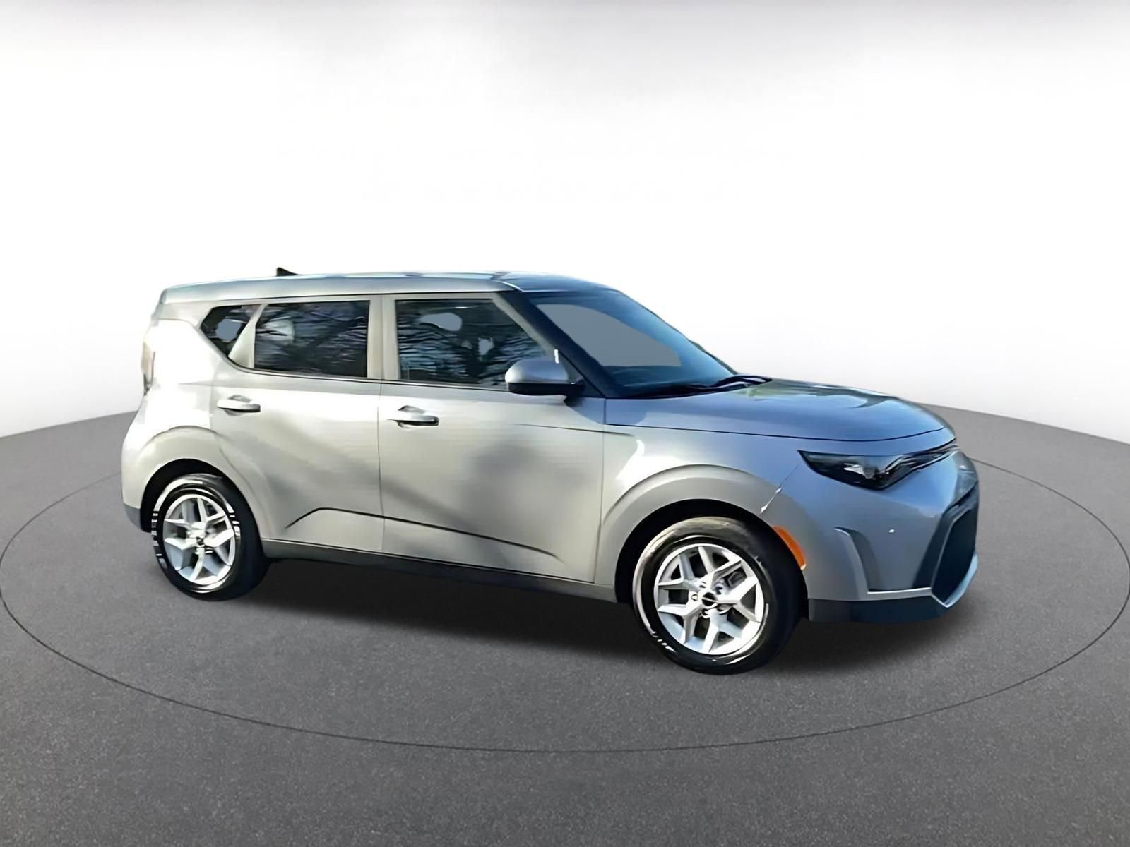 Used 2025 Kia Soul LX w/ LX Technology Package image 2