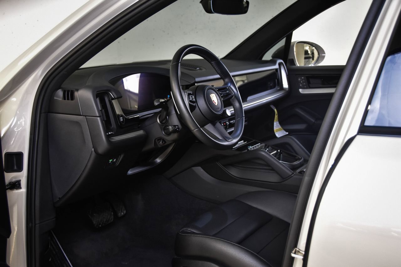 Certified 2025 Porsche Cayenne AWD/4WD image 4