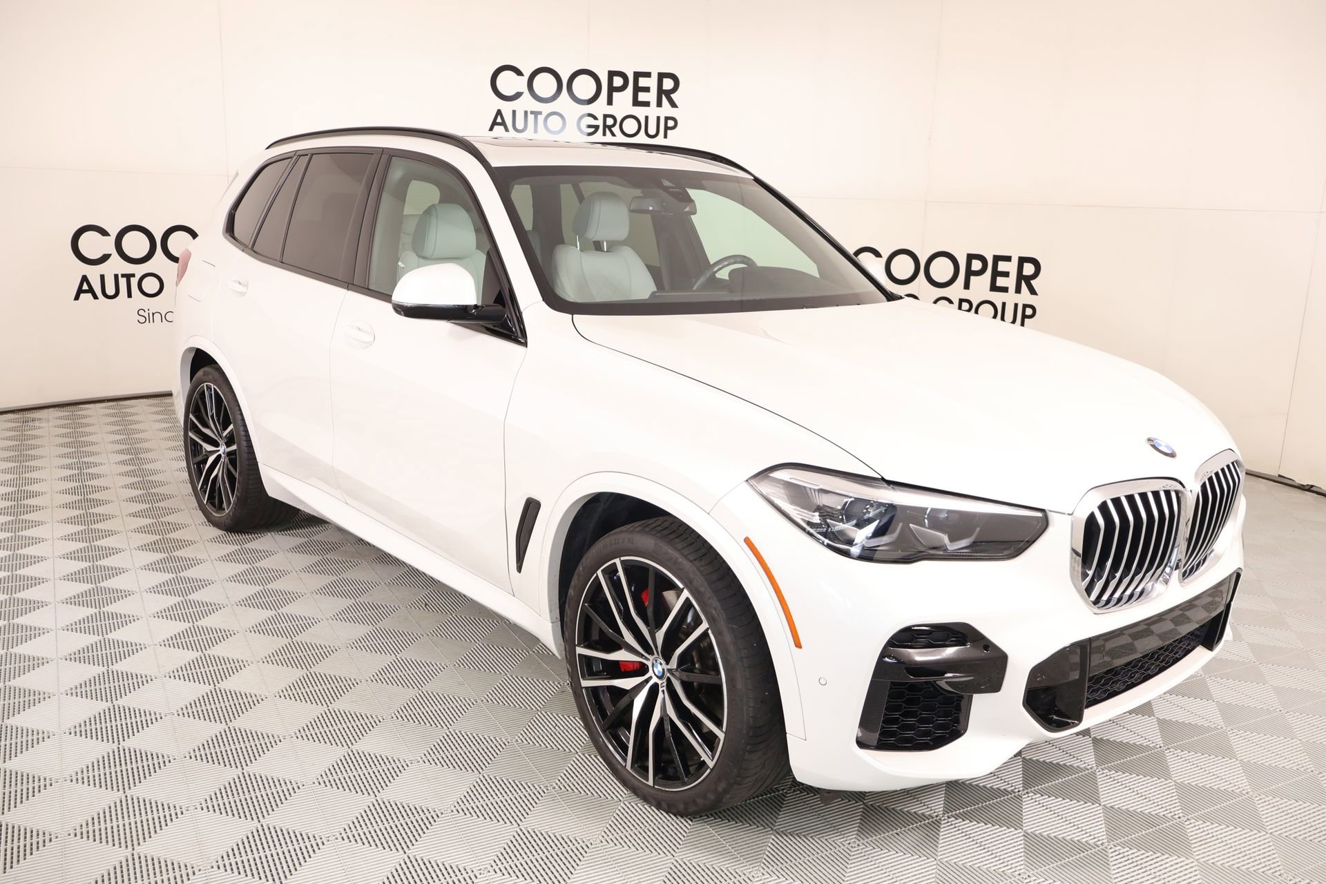 Used 2023 BMW X5 xDrive40i w/ M Sport Package AWD/4WD image 1