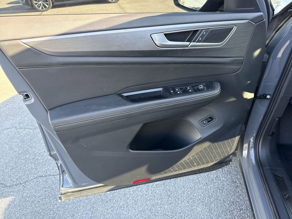 Used 2025 Volkswagen Atlas Cross Sport SE w/ Black Wheel Package image 22