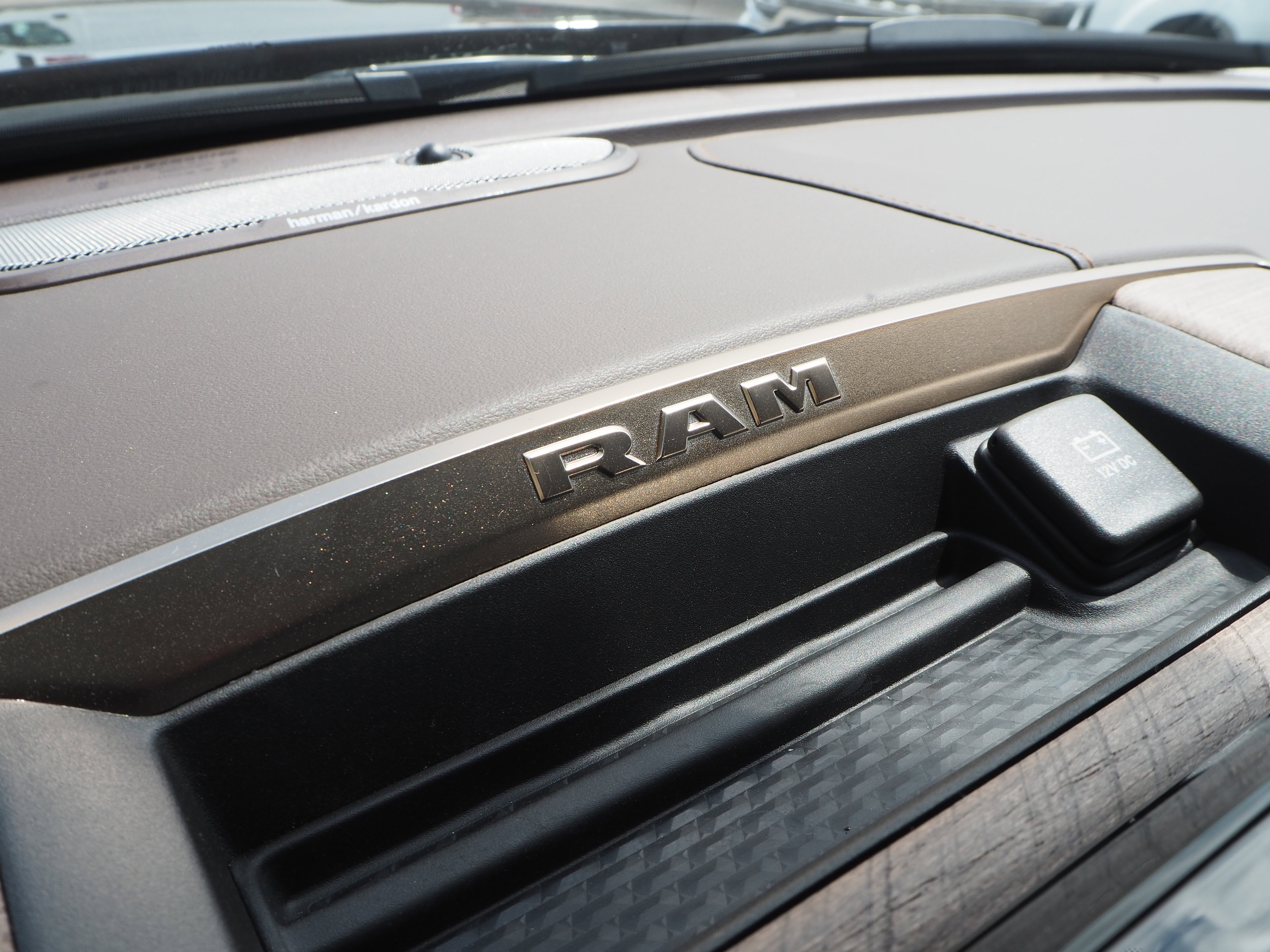 New 2025 RAM 2500 Limited AWD/4WD image 32